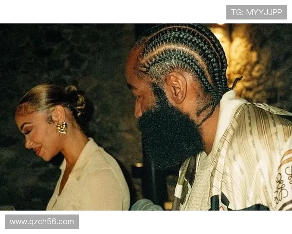 哈登与足球明星亲密合影展现跨界友谊与运动精神的完美结合 哈登与足球明星亲密合影展现跨界友谊与运动精神的完美结合